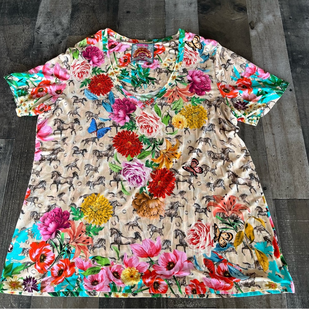 Johnny Was ~ Lace Garden Printed V-Neck Tee ~ Horses & Butterflies ~ XL - Picture 3 of 11